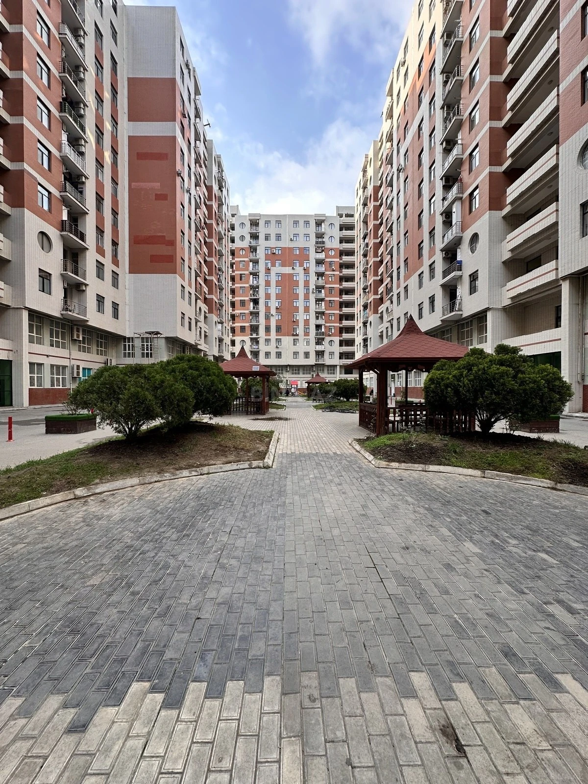 Satılır 4 otaqlı mənzil 150 m²