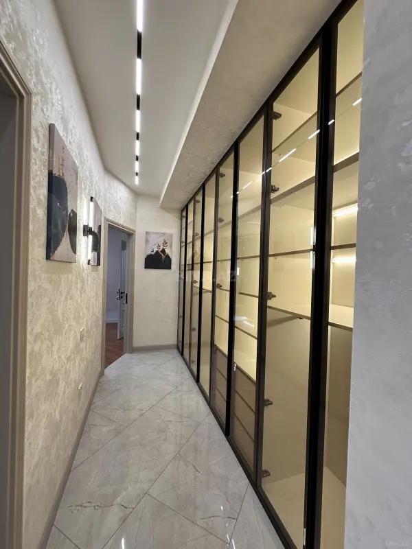 Satılır 4 otaqlı mənzil 150 m²