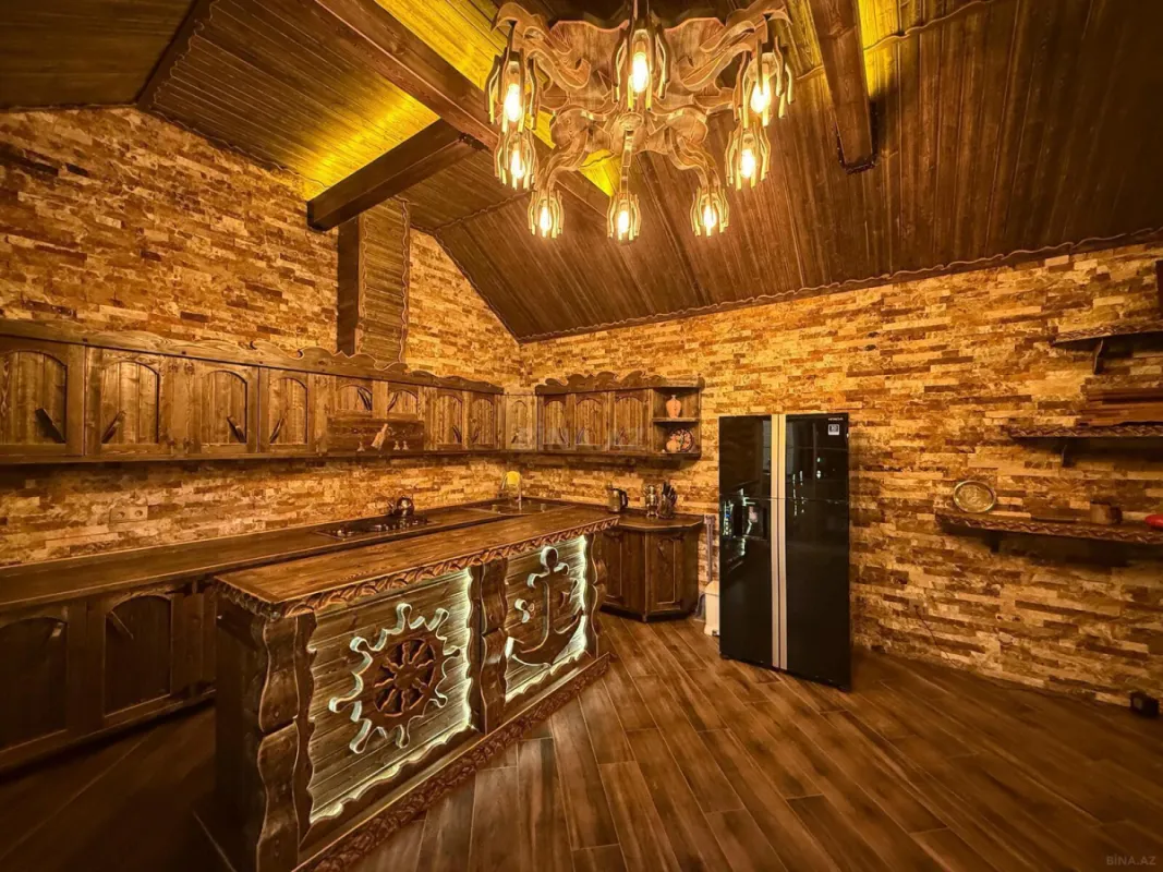 Satılır 7 otaqlı həyət evi 760 m²