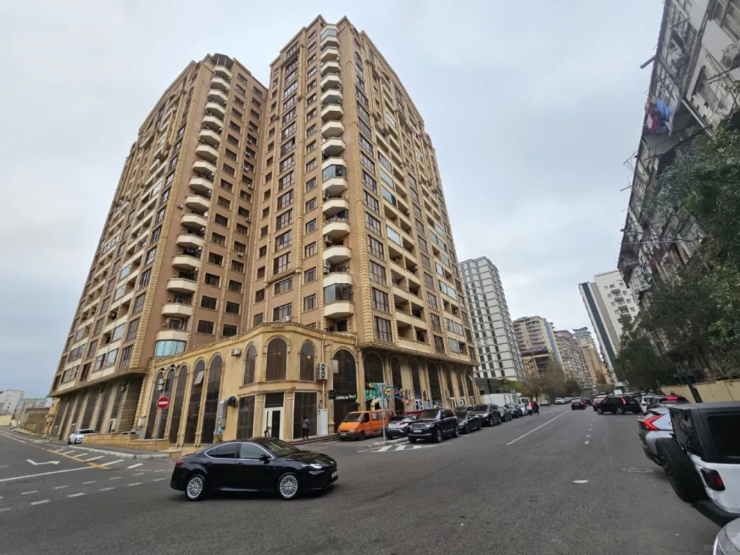 Satılır 4 otaqlı mənzil 185 m²