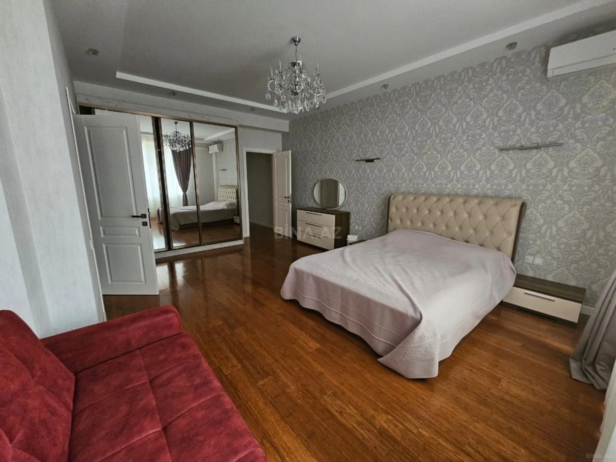 Satılır 4 otaqlı mənzil 185 m²