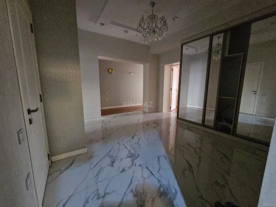 Satılır 4 otaqlı mənzil 185 m²