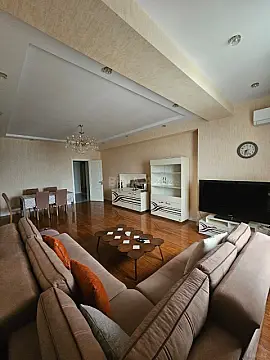 Satılır 4 otaqlı mənzil 185 m²