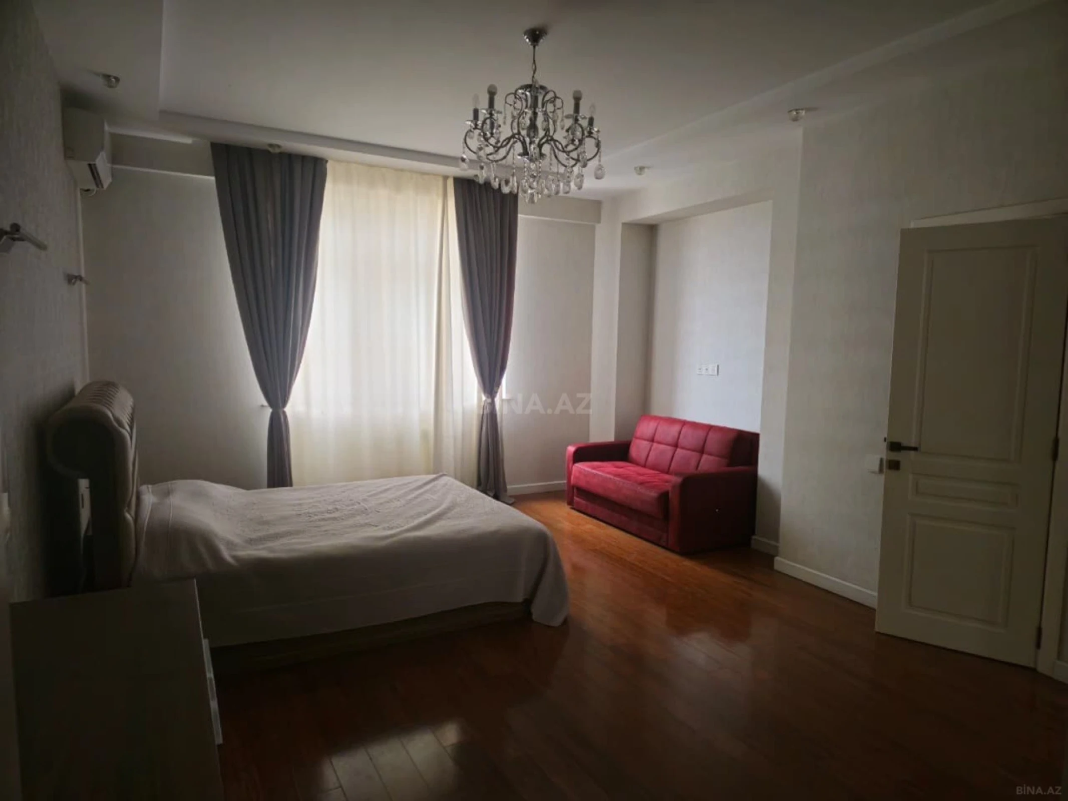 Satılır 4 otaqlı mənzil 185 m²