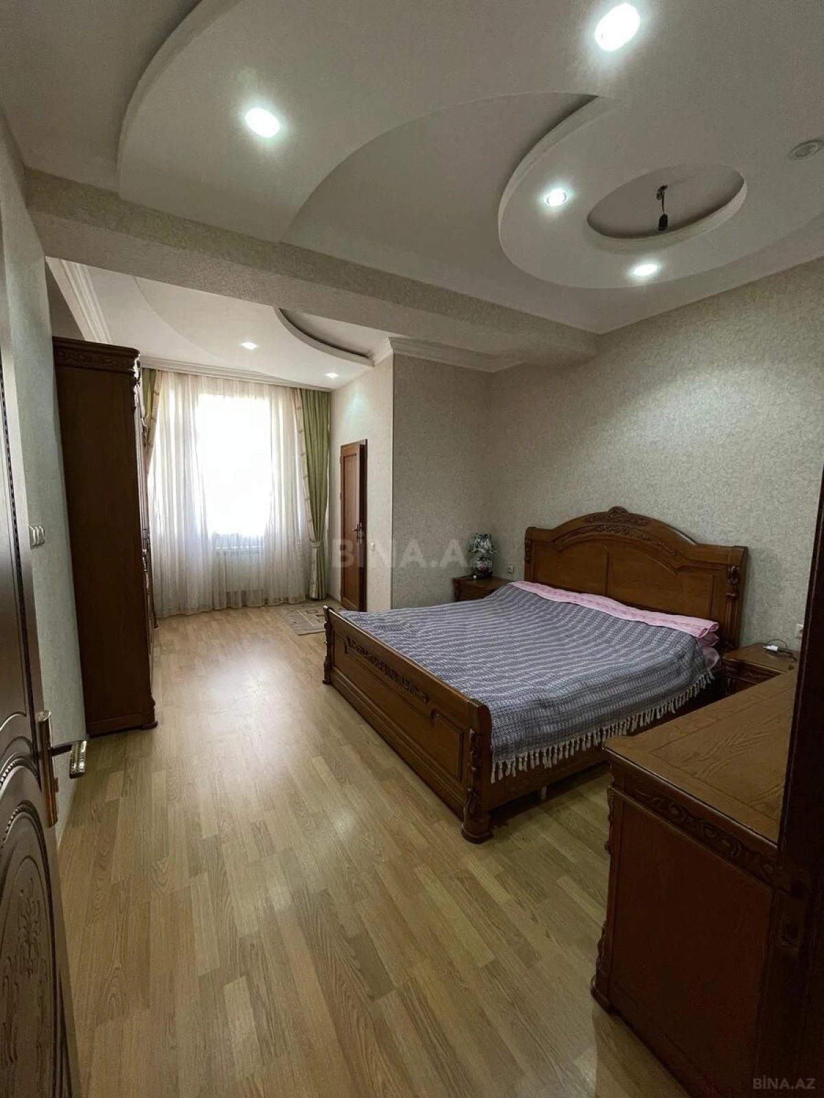 Satılır 4 otaqlı mənzil 186 m²
