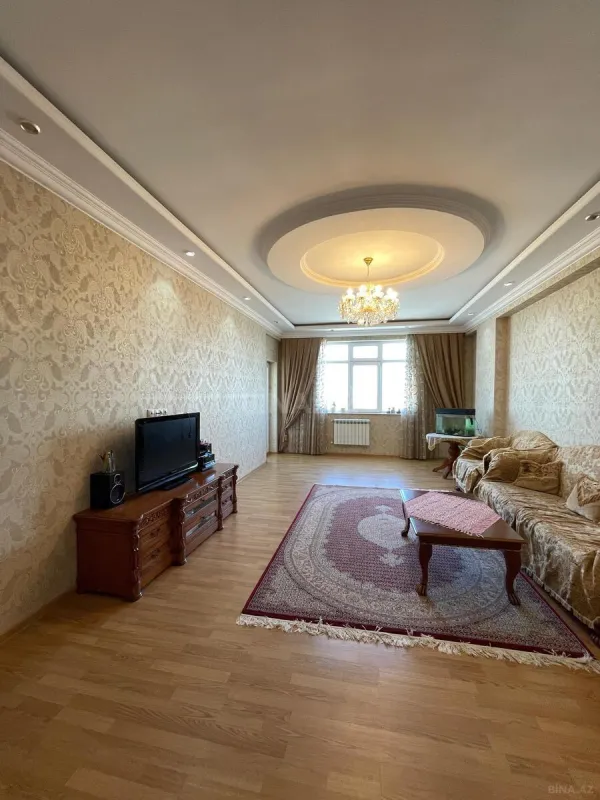 Satılır 4 otaqlı mənzil 186 m²