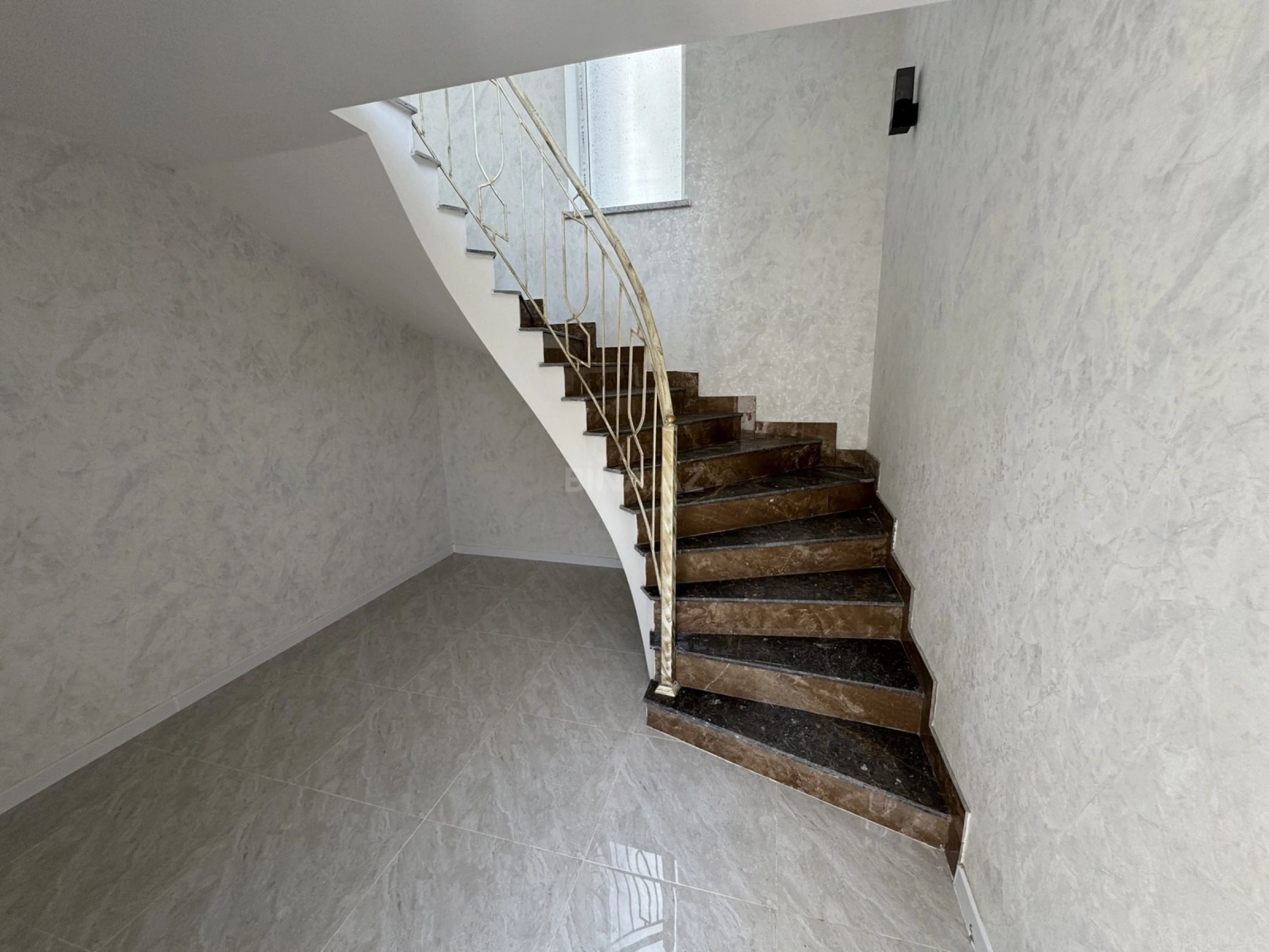 Satılır 5 otaqlı həyət evi 200 m²