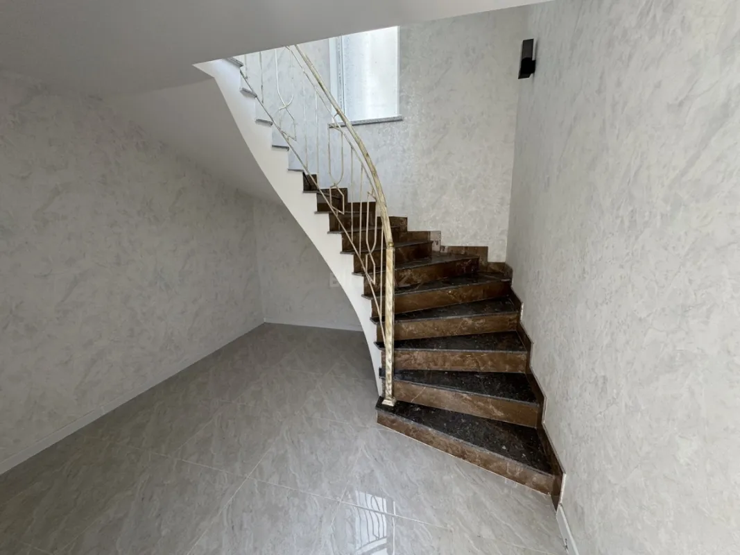 Satılır 5 otaqlı həyət evi 200 m²