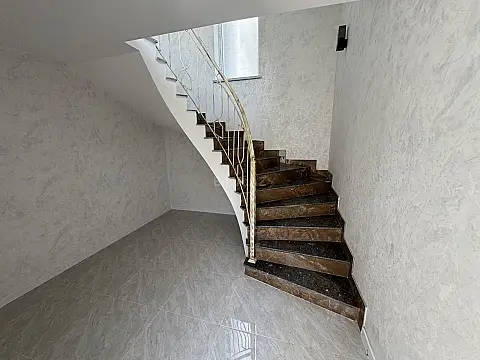 Satılır 5 otaqlı həyət evi 200 m²