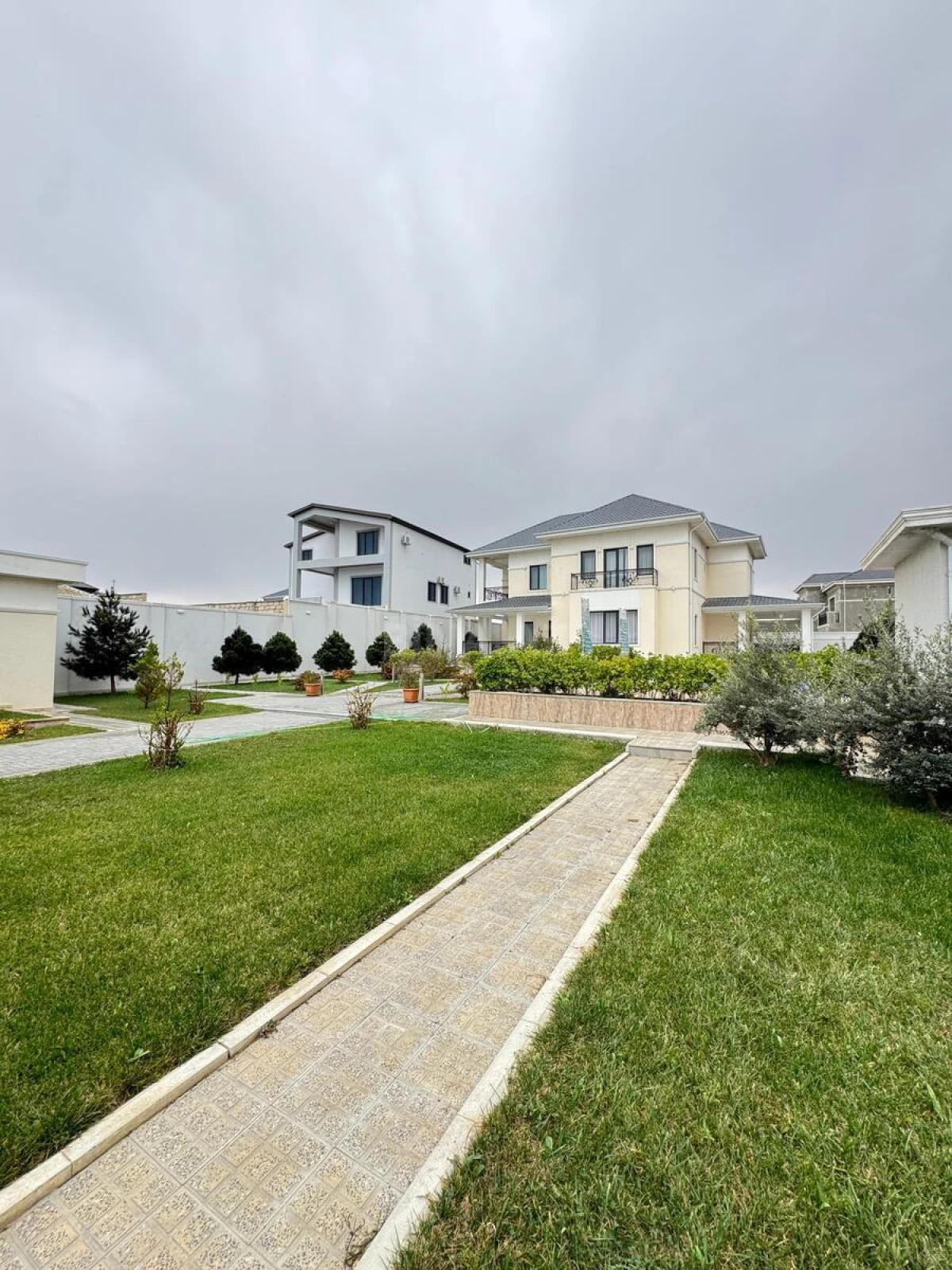 Satılır 6 otaqlı həyət evi 350 m²