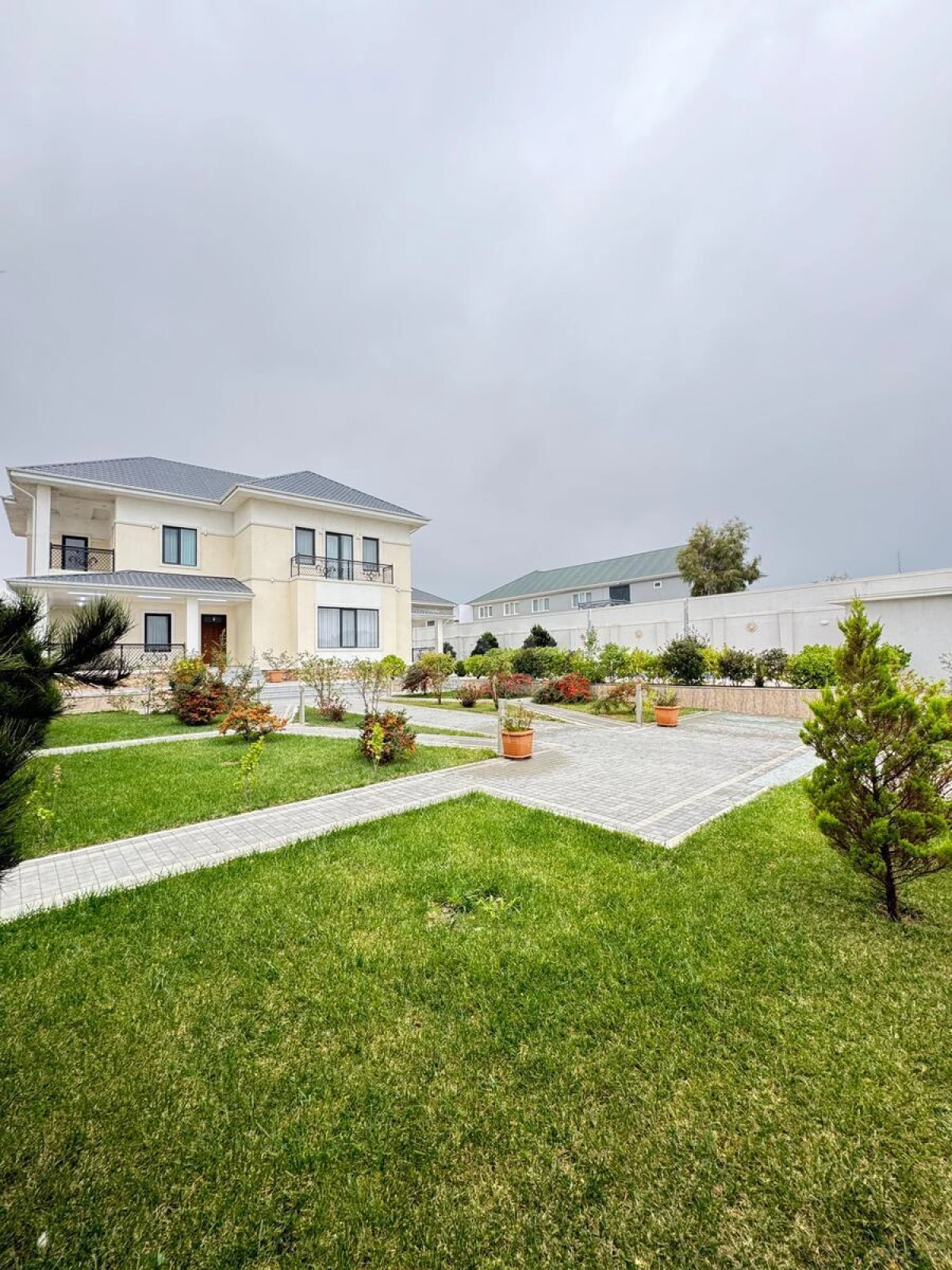 Satılır 6 otaqlı həyət evi 350 m²