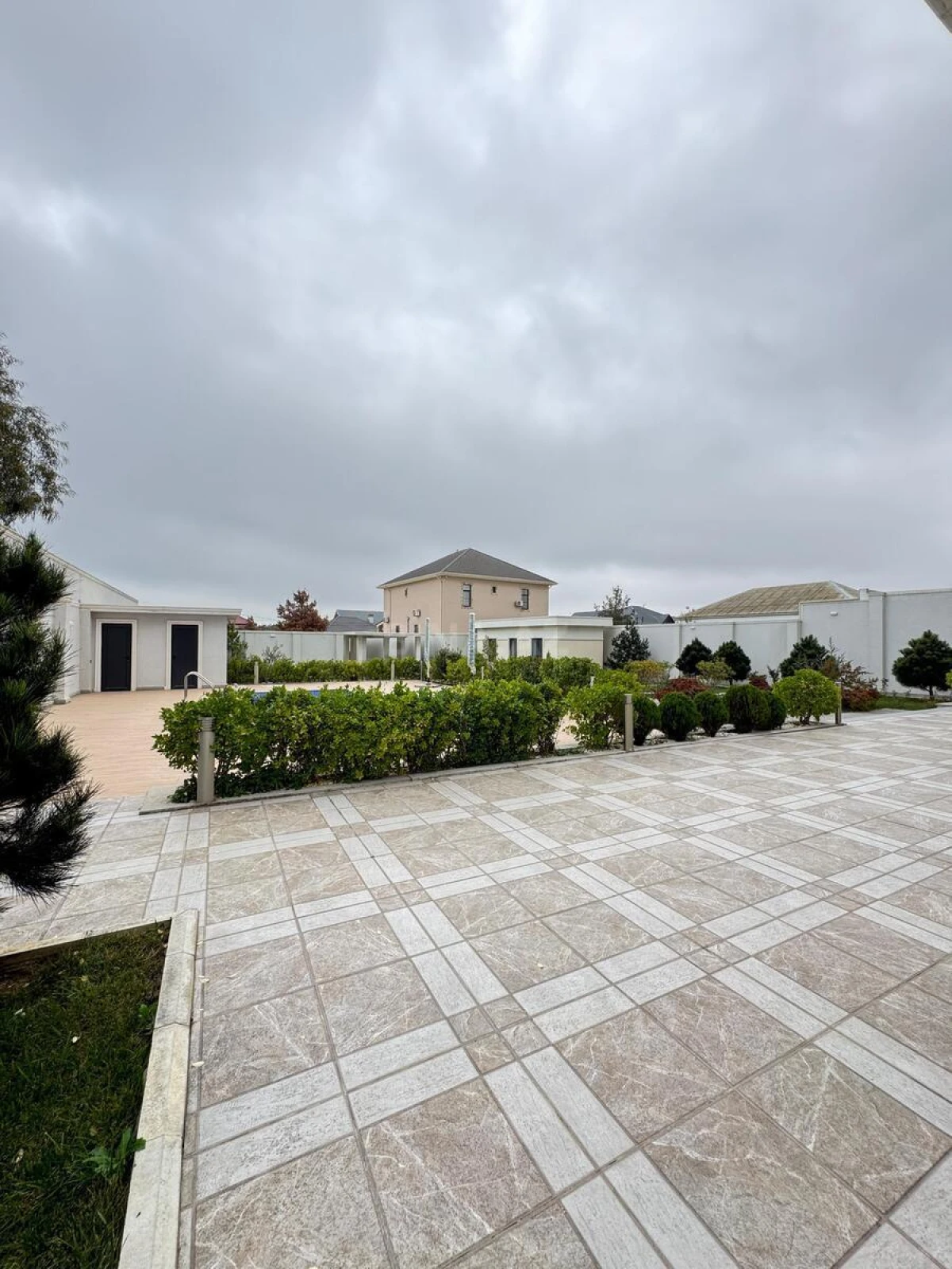 Satılır 6 otaqlı həyət evi 350 m²