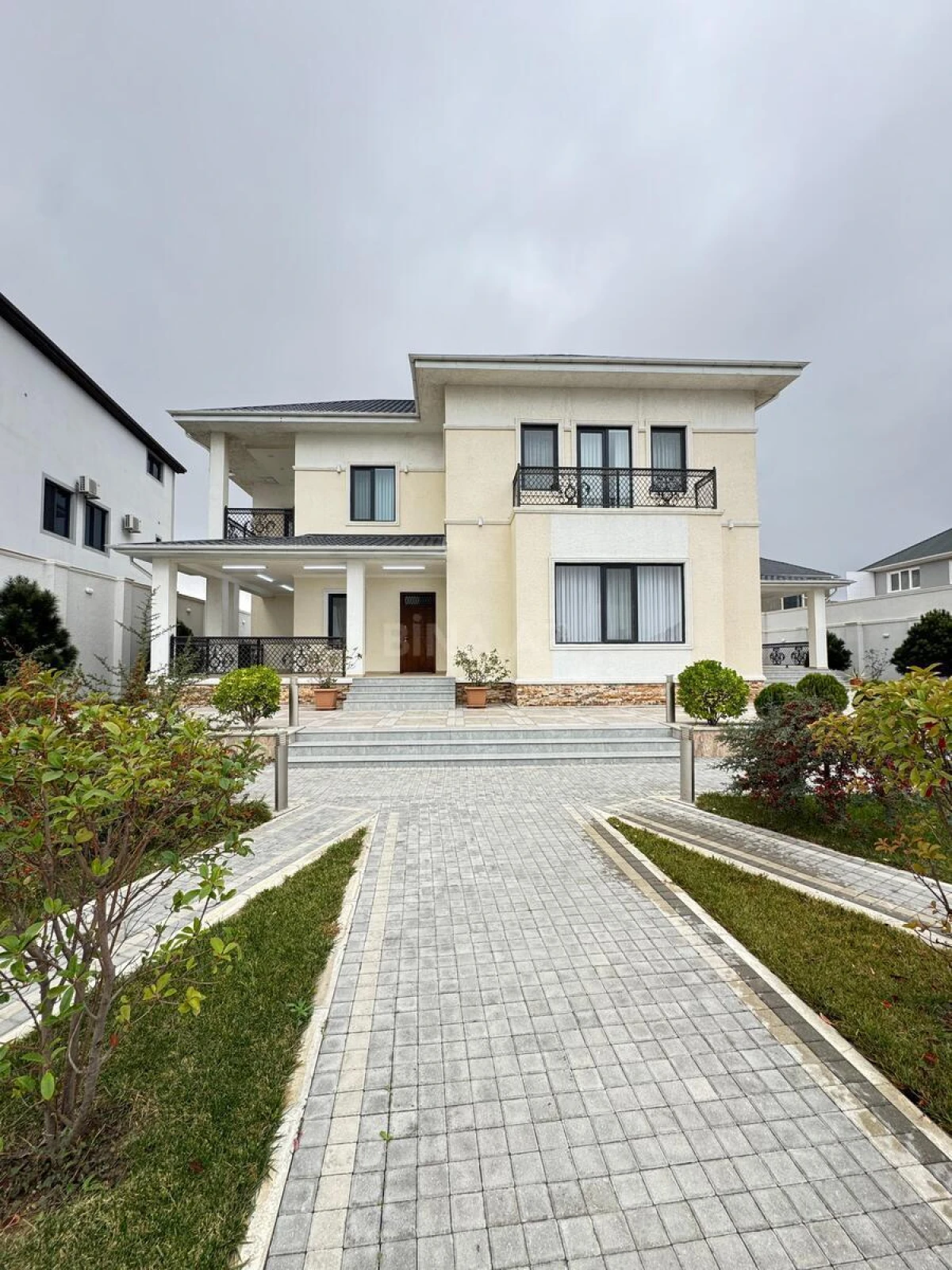 Satılır 6 otaqlı həyət evi 350 m²