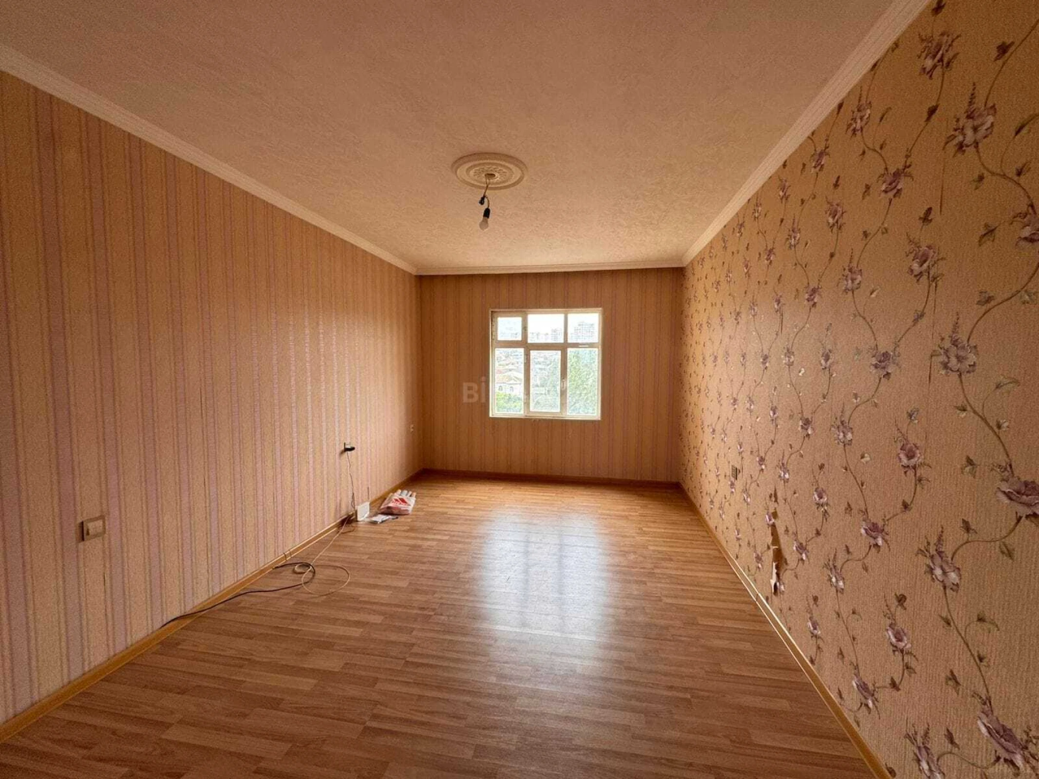 Satılır 5 otaqlı mənzil 120 m²