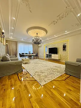 Satılır 4 otaqlı mənzil 225 m² — Bakı, İnşaatçılar 4 otaq 225.00 m²