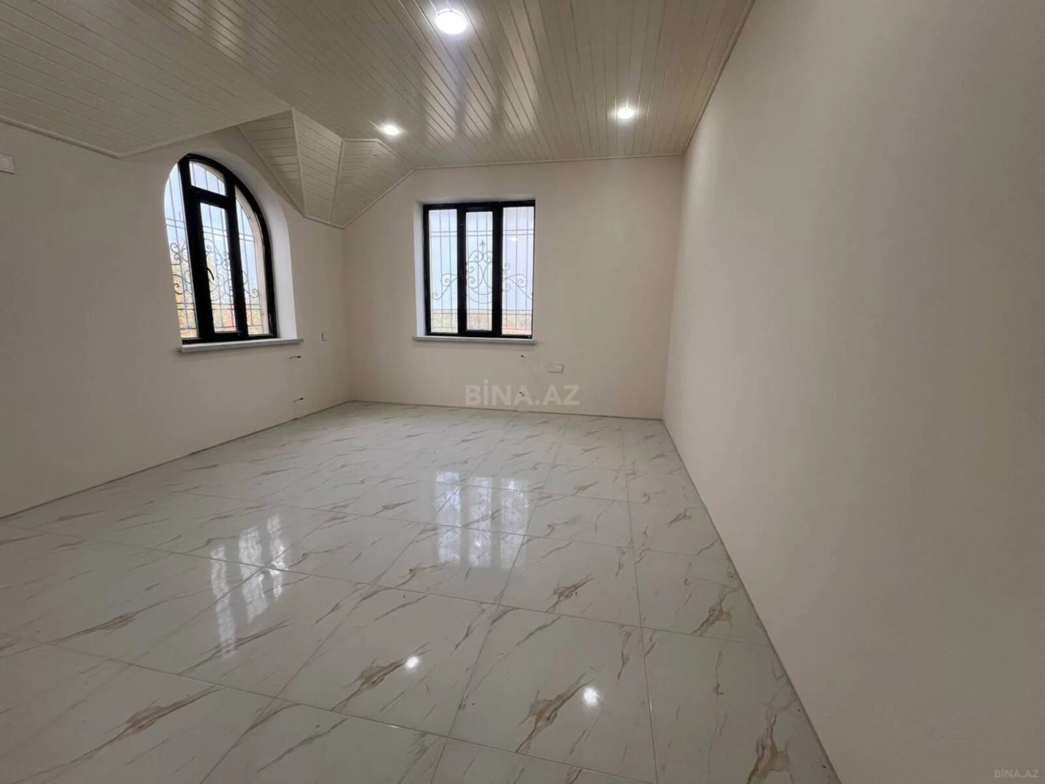Satılır 10 otaqlı həyət evi 450 m²