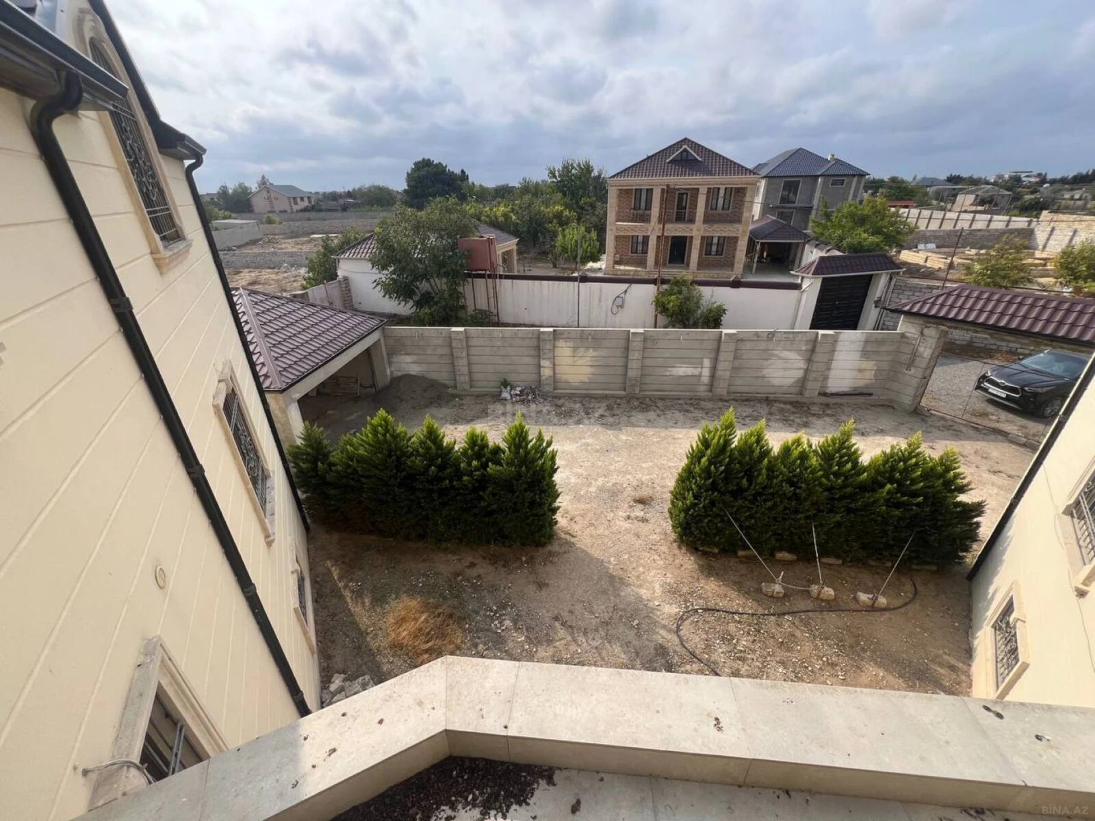 Satılır 10 otaqlı həyət evi 450 m²