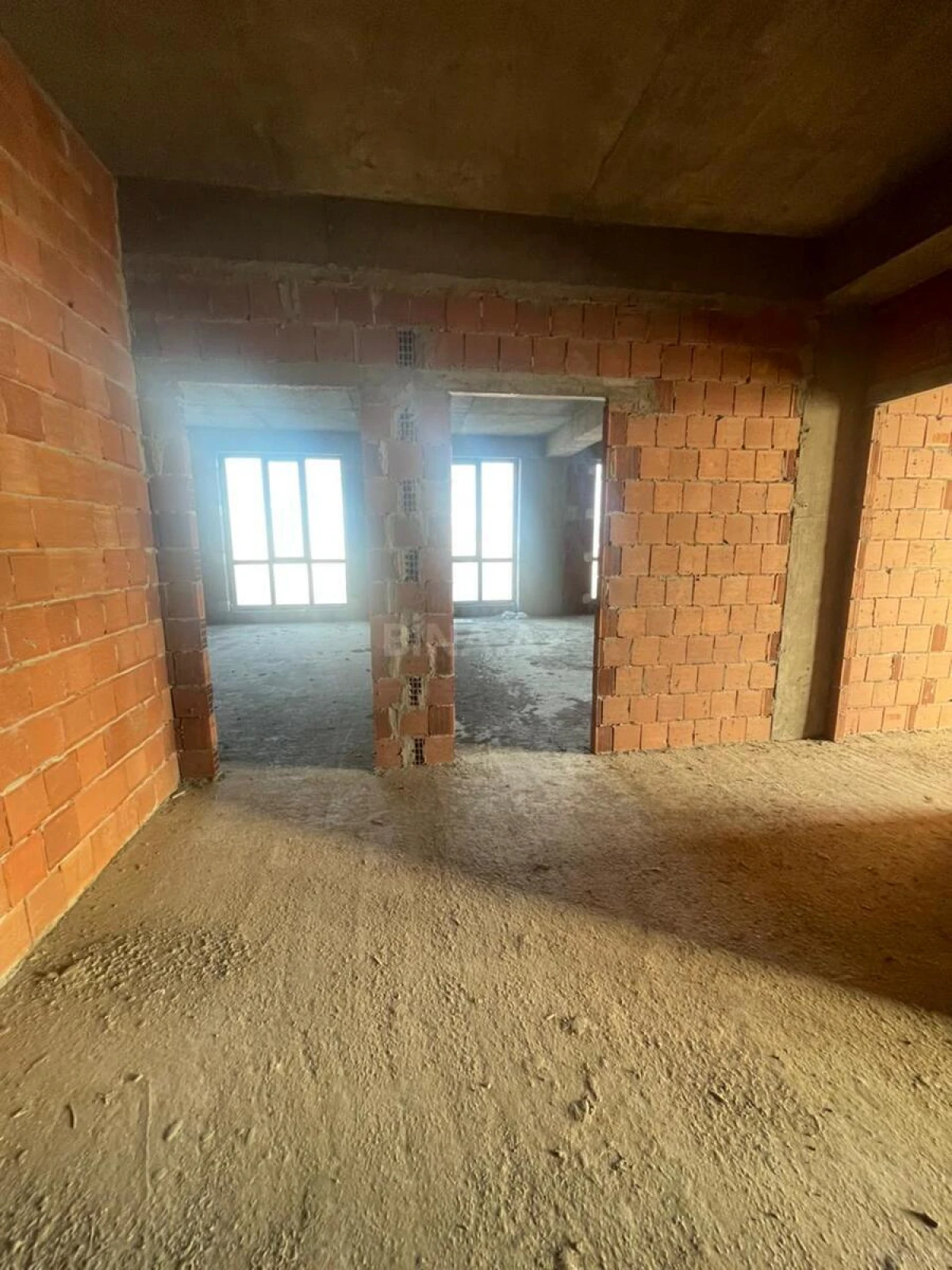 Satılır 3 otaqlı mənzil 163 m²