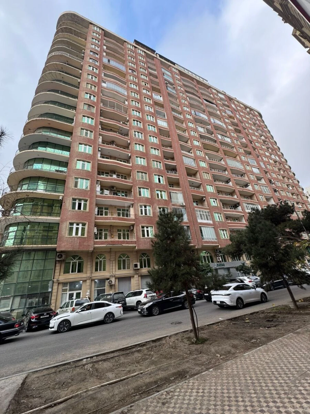 Satılır 3 otaqlı mənzil 163 m²