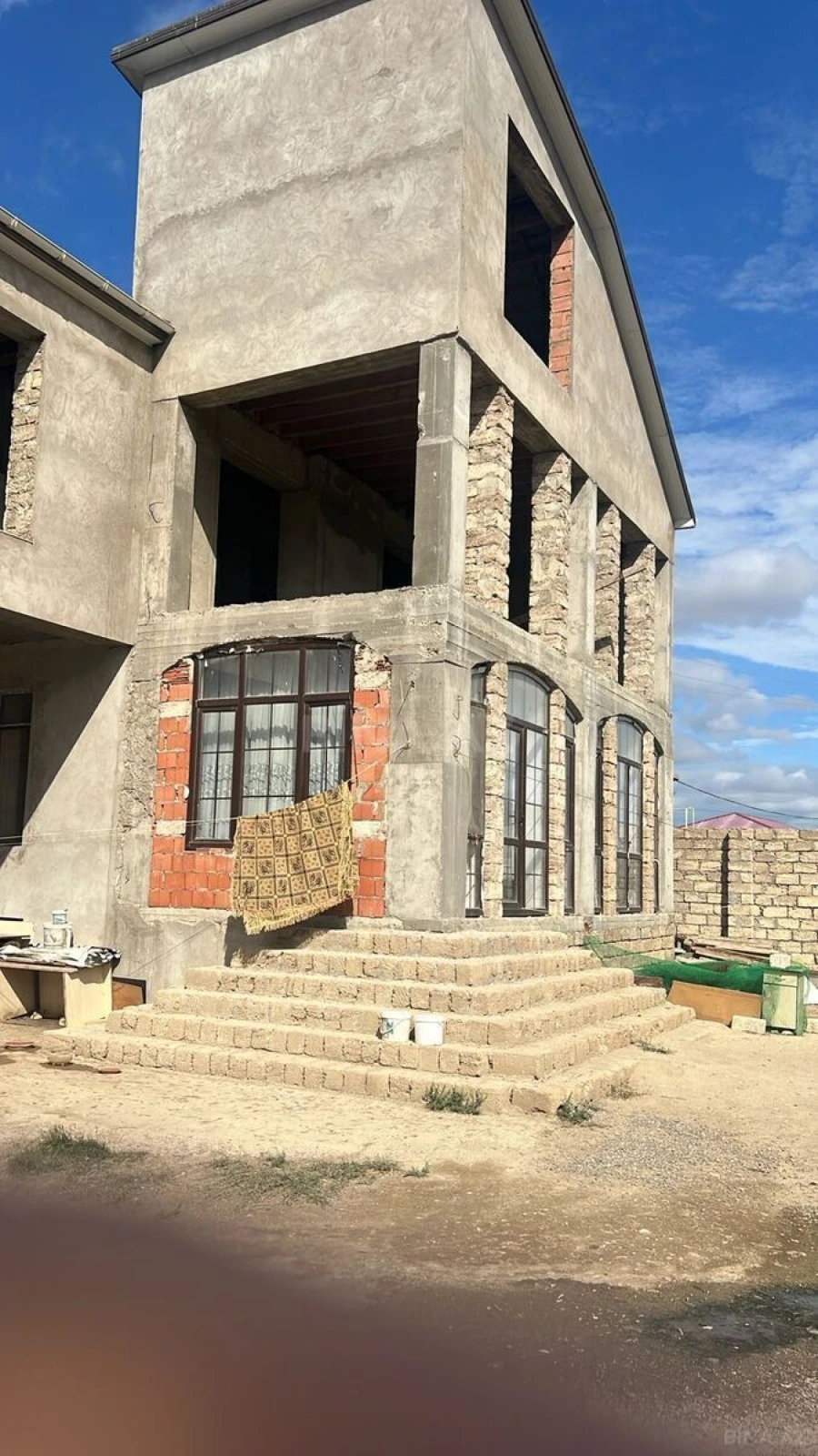 Satılır 5 otaqlı həyət evi 240 m²