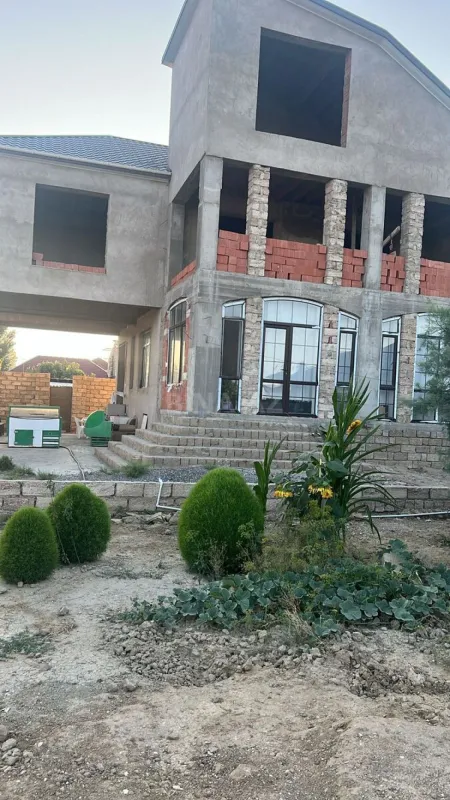 Satılır 5 otaqlı həyət evi 240 m²