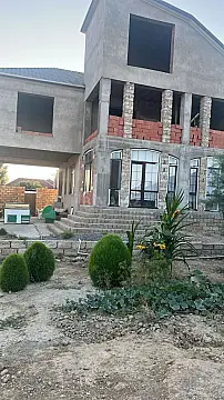 Satılır 5 otaqlı həyət evi 240 m²