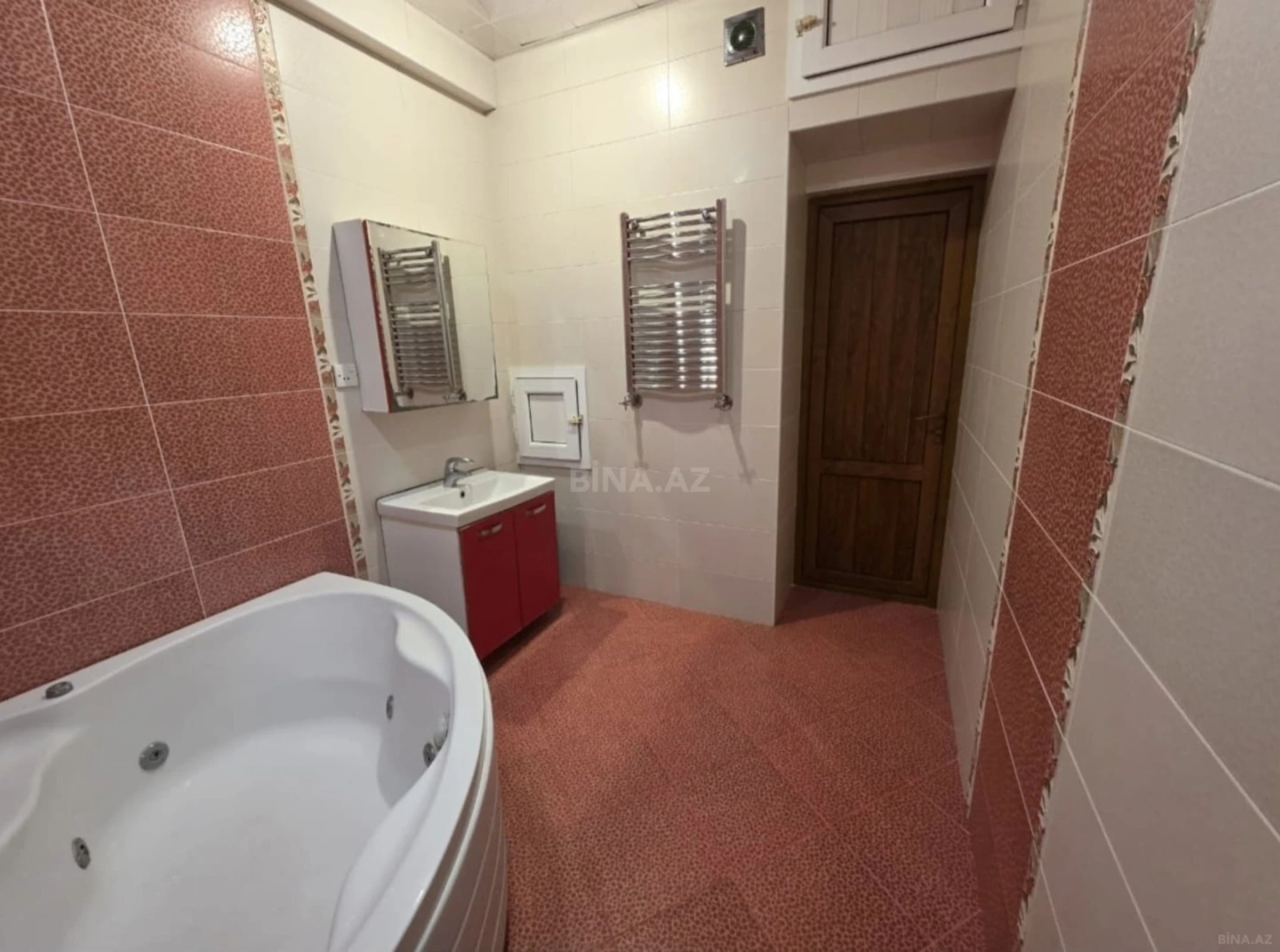 Satılır 4 otaqlı mənzil 143 m²