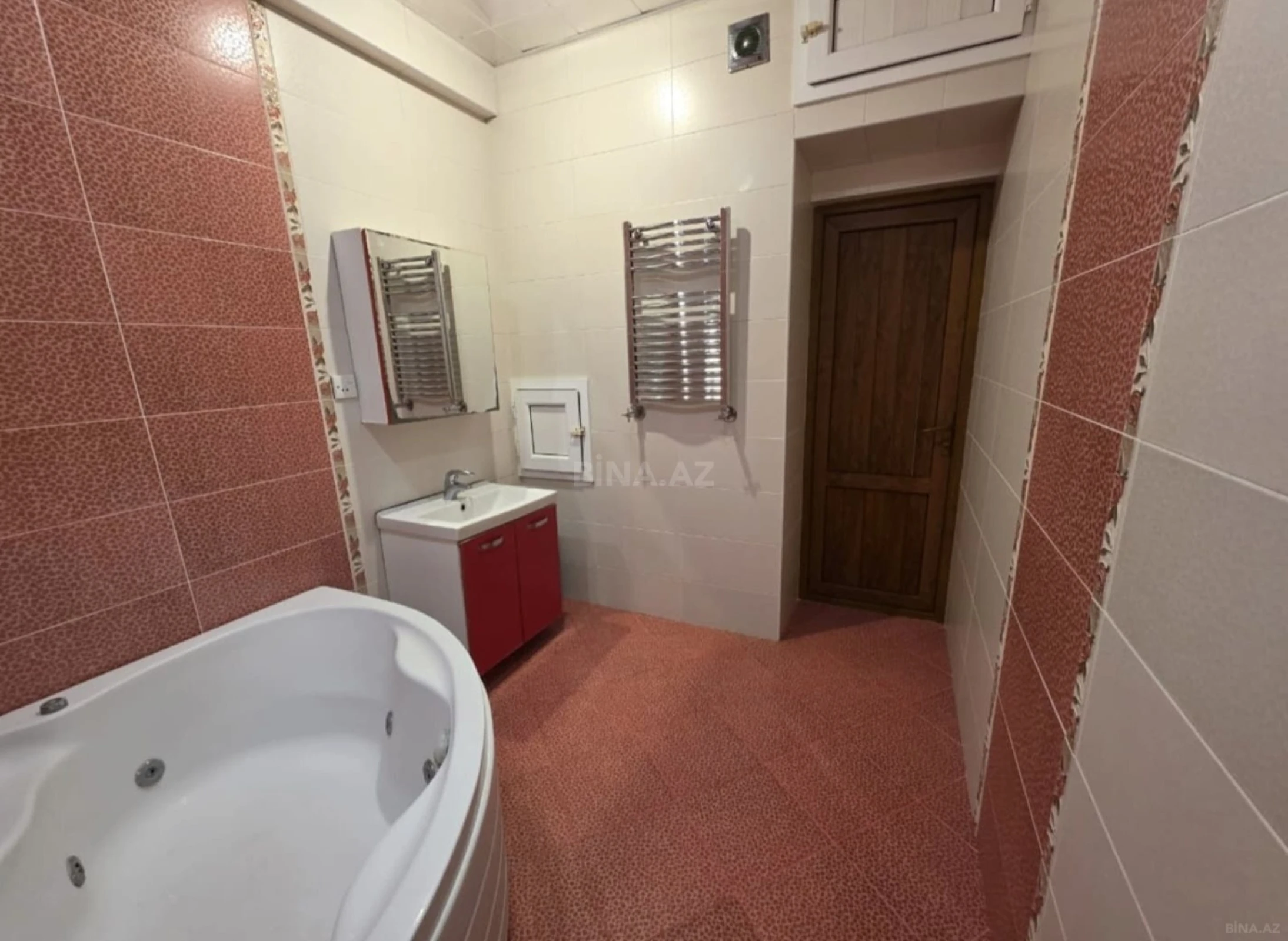 Satılır 4 otaqlı mənzil 143 m²