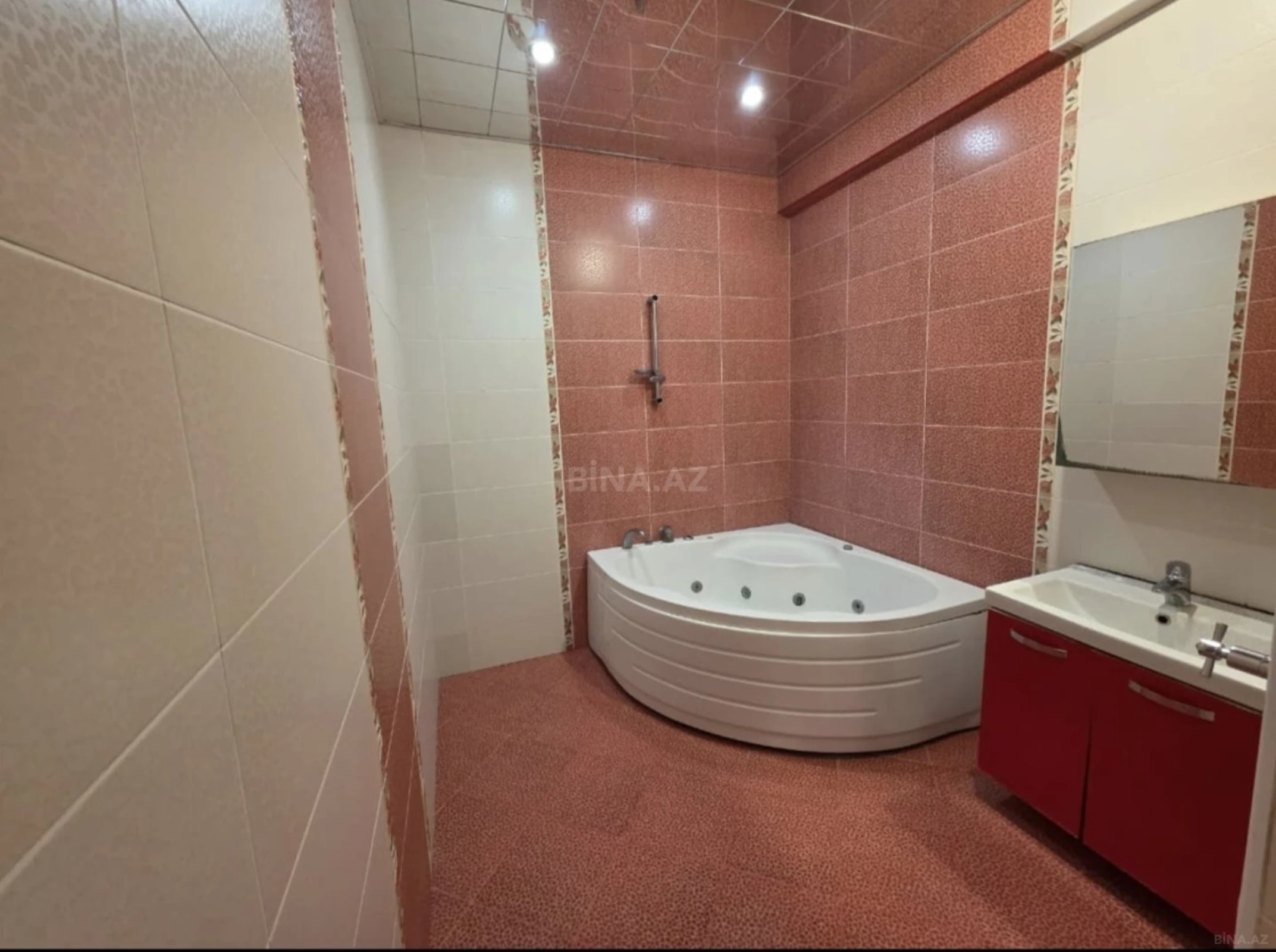 Satılır 4 otaqlı mənzil 143 m²