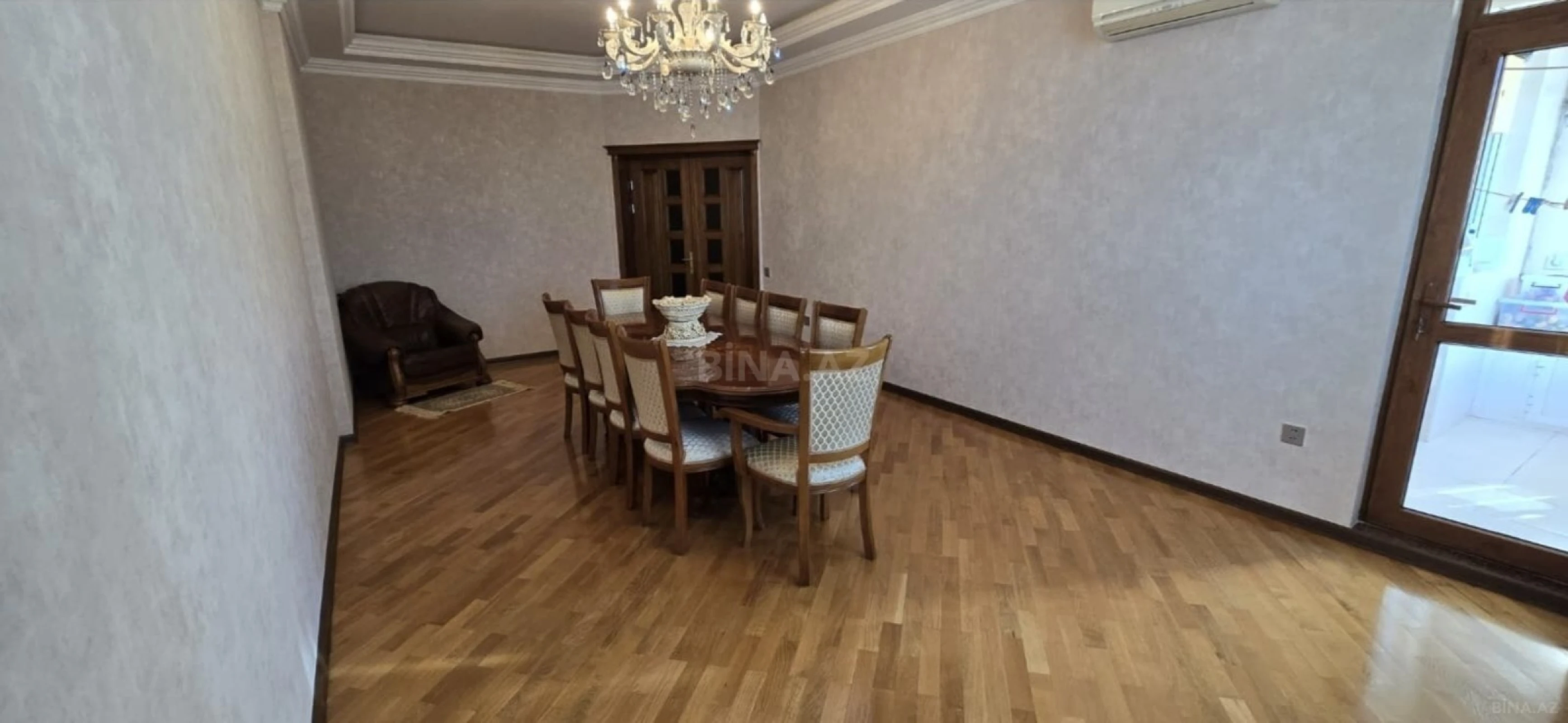 Satılır 4 otaqlı mənzil 143 m²
