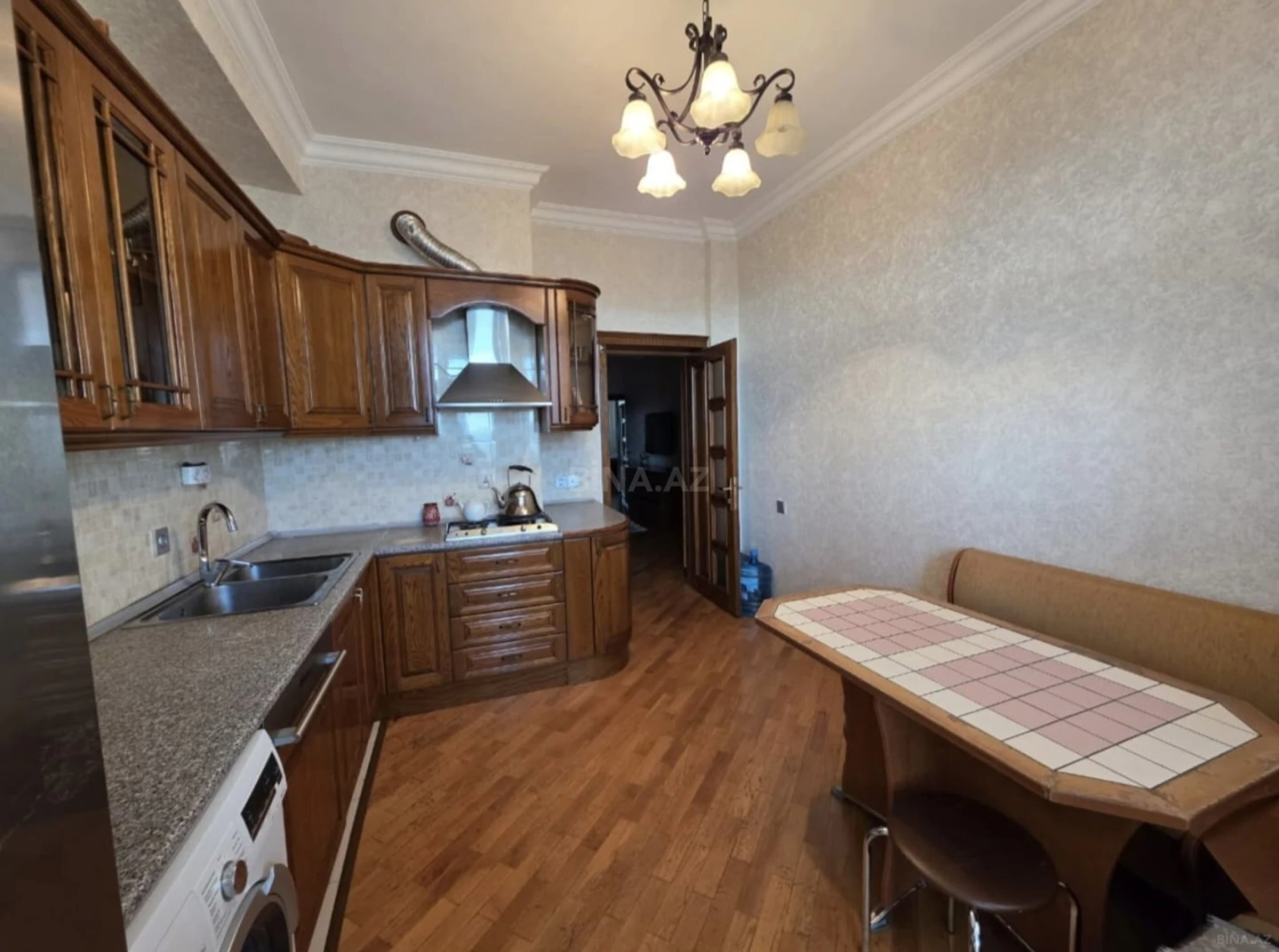 Satılır 4 otaqlı mənzil 143 m²