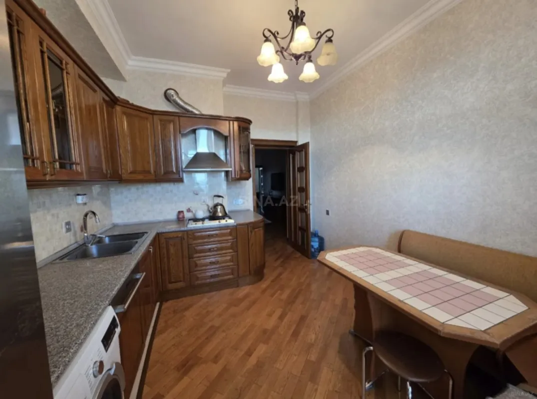 Satılır 4 otaqlı mənzil 143 m²