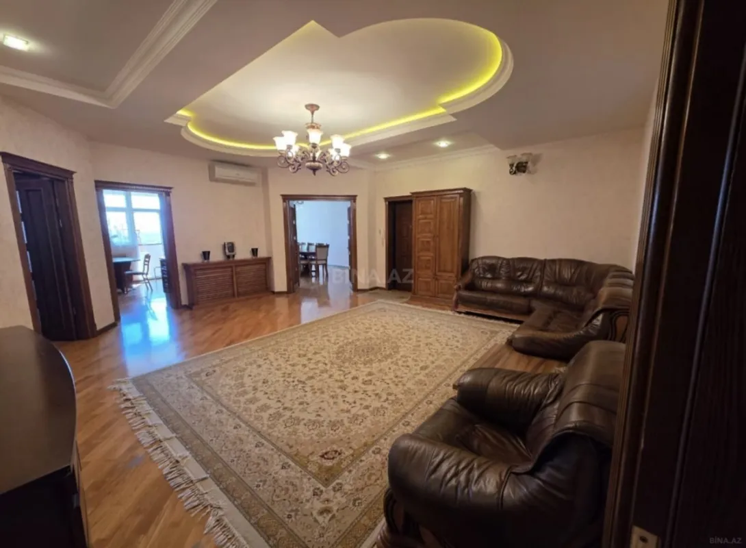 Satılır 4 otaqlı mənzil 143 m²