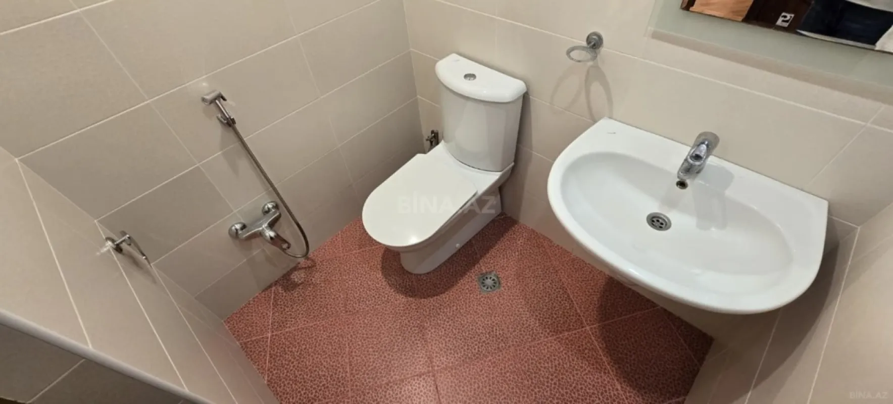 Satılır 4 otaqlı mənzil 143 m²