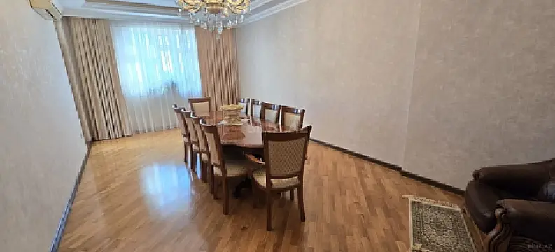 Satılır 4 otaqlı mənzil 143 m²