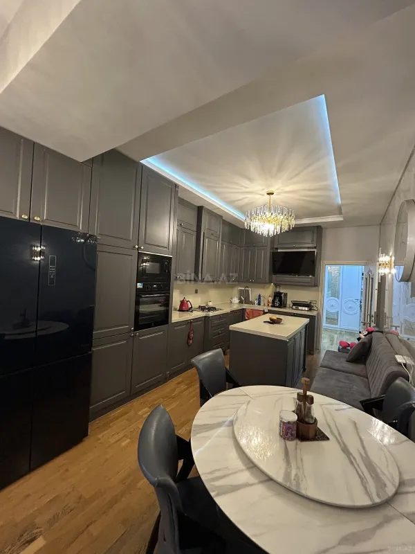 Satılır 3 otaqlı mənzil 135 m²