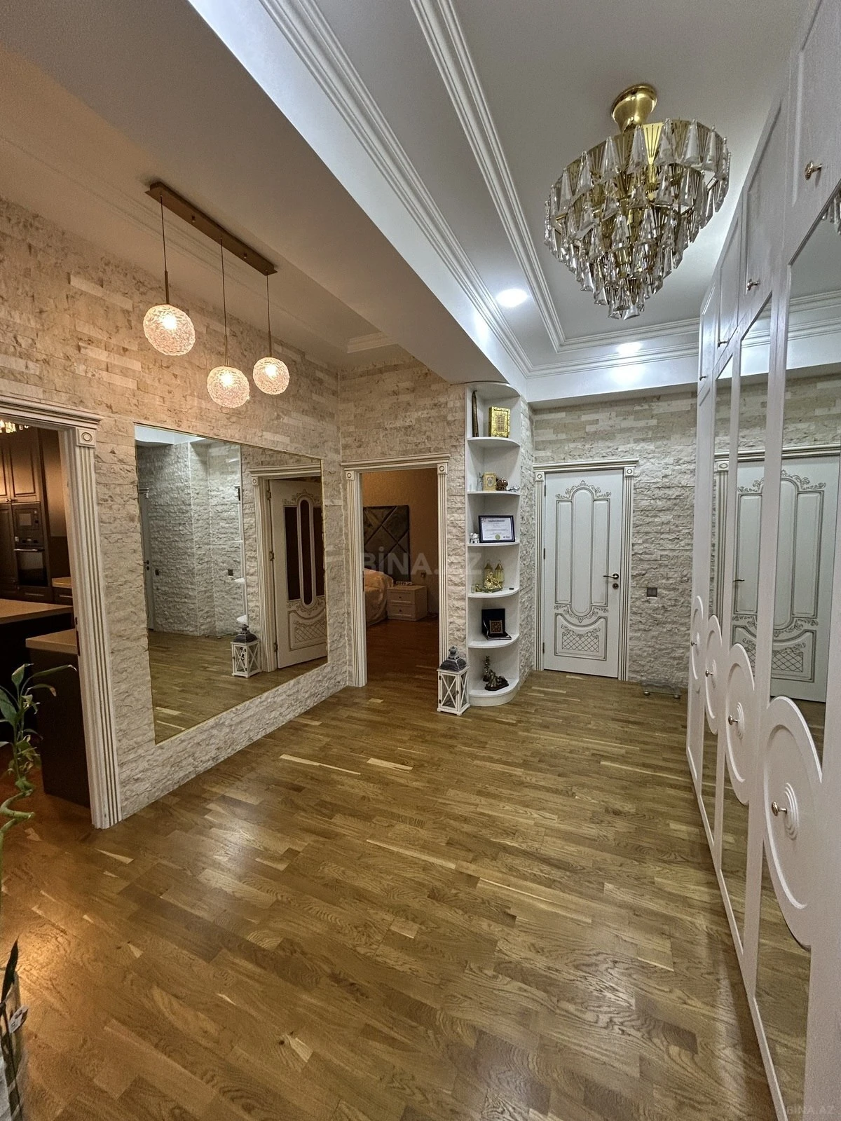 Satılır 3 otaqlı mənzil 135 m²