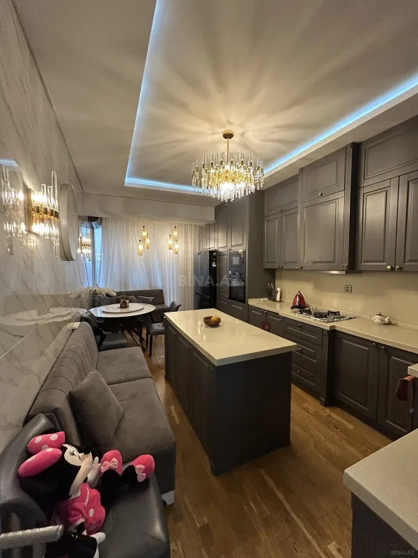 Satılır 3 otaqlı mənzil 135 m²