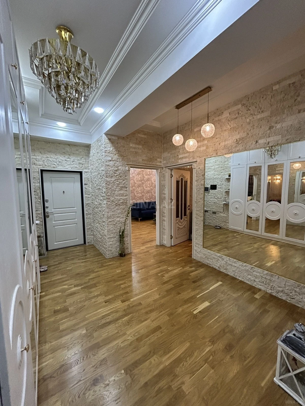 Satılır 3 otaqlı mənzil 135 m²