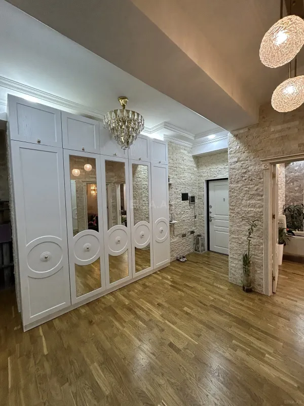 Satılır 3 otaqlı mənzil 135 m²