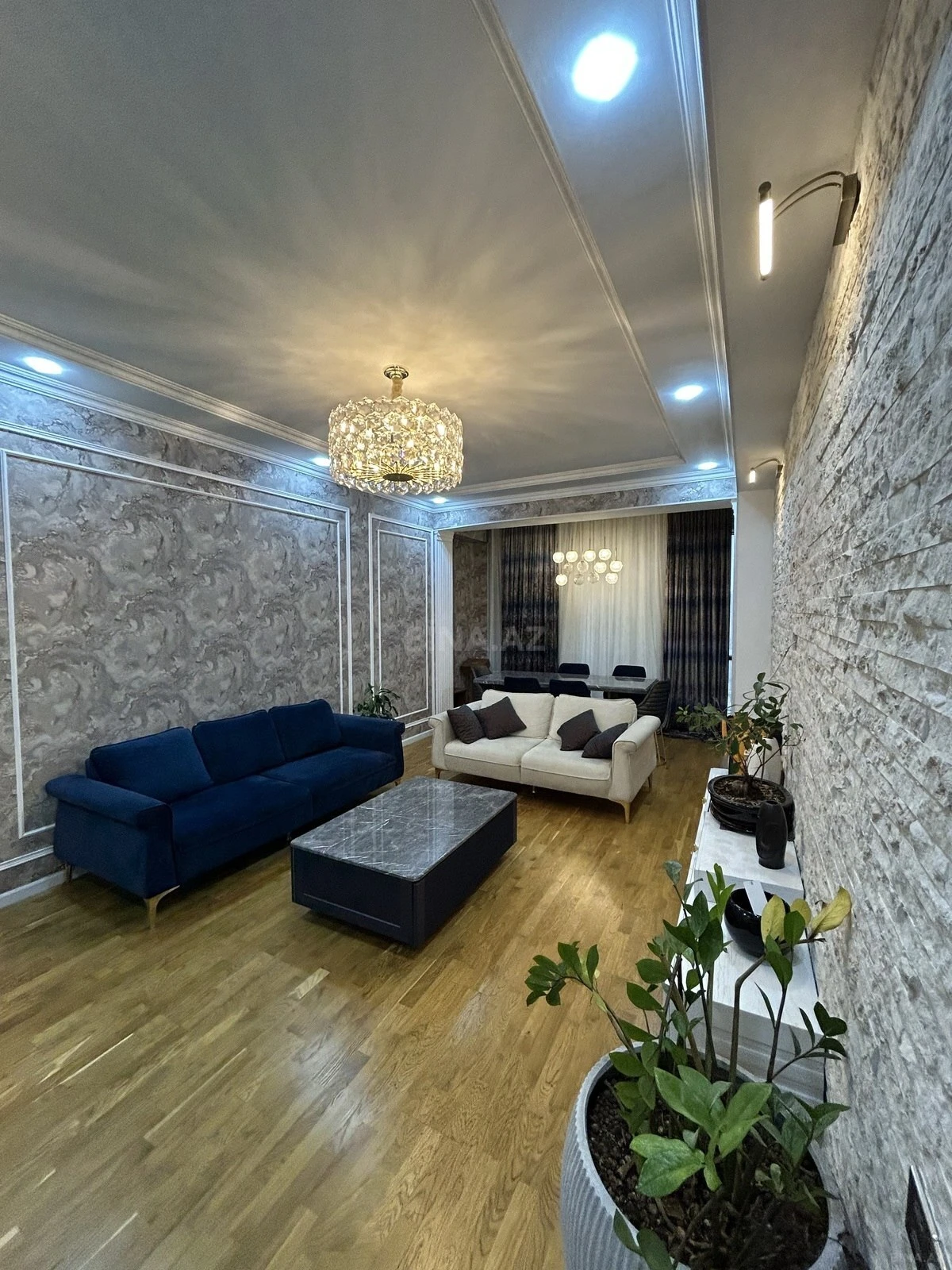 Satılır 3 otaqlı mənzil 135 m²