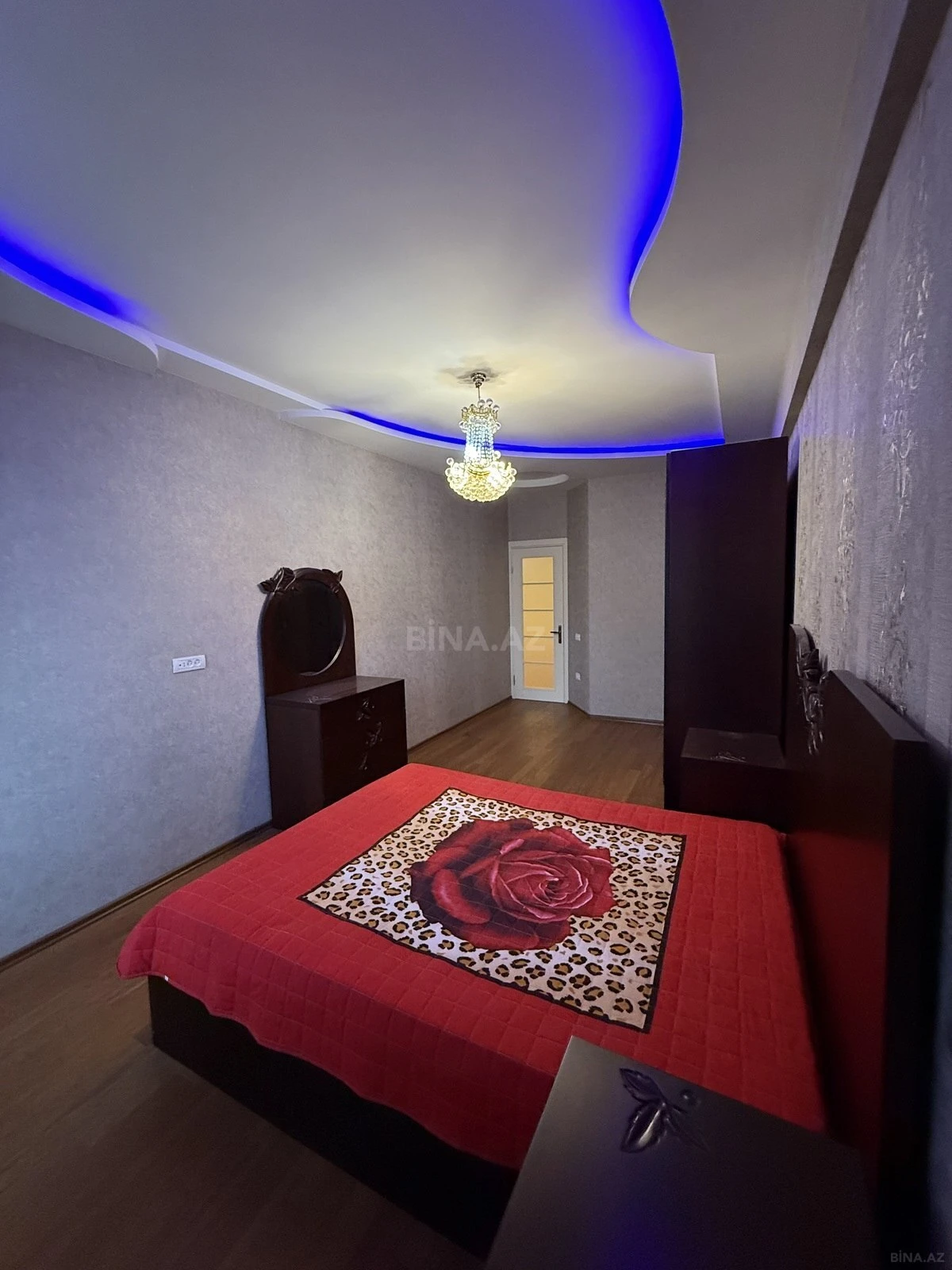 Satılır 5 otaqlı mənzil 190 m²