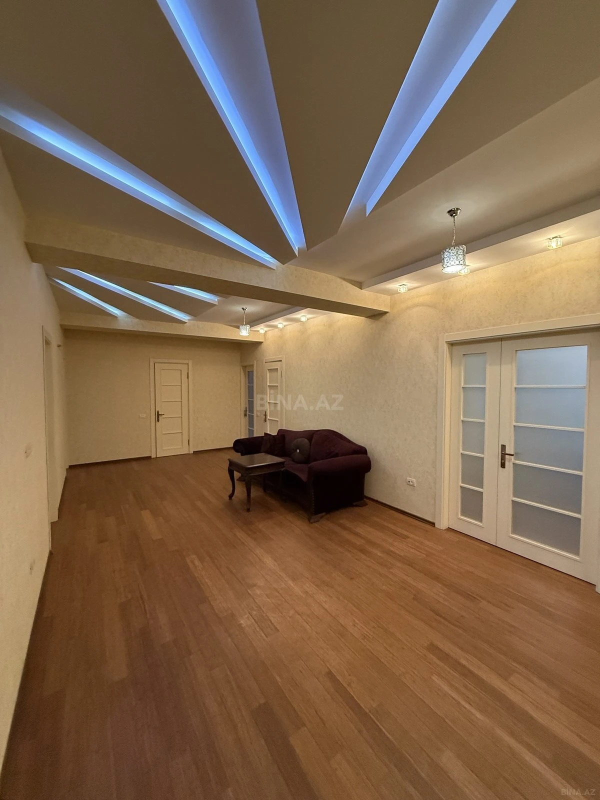 Satılır 5 otaqlı mənzil 190 m²