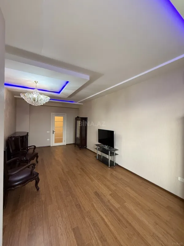 Satılır 5 otaqlı mənzil 190 m²