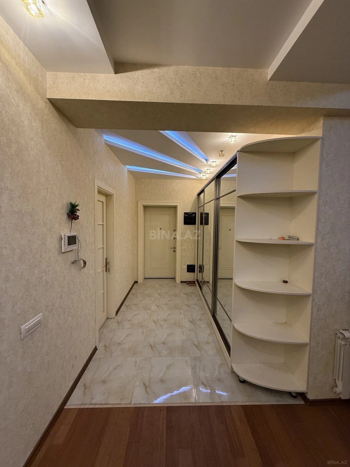 Satılır 5 otaqlı mənzil 190 m²