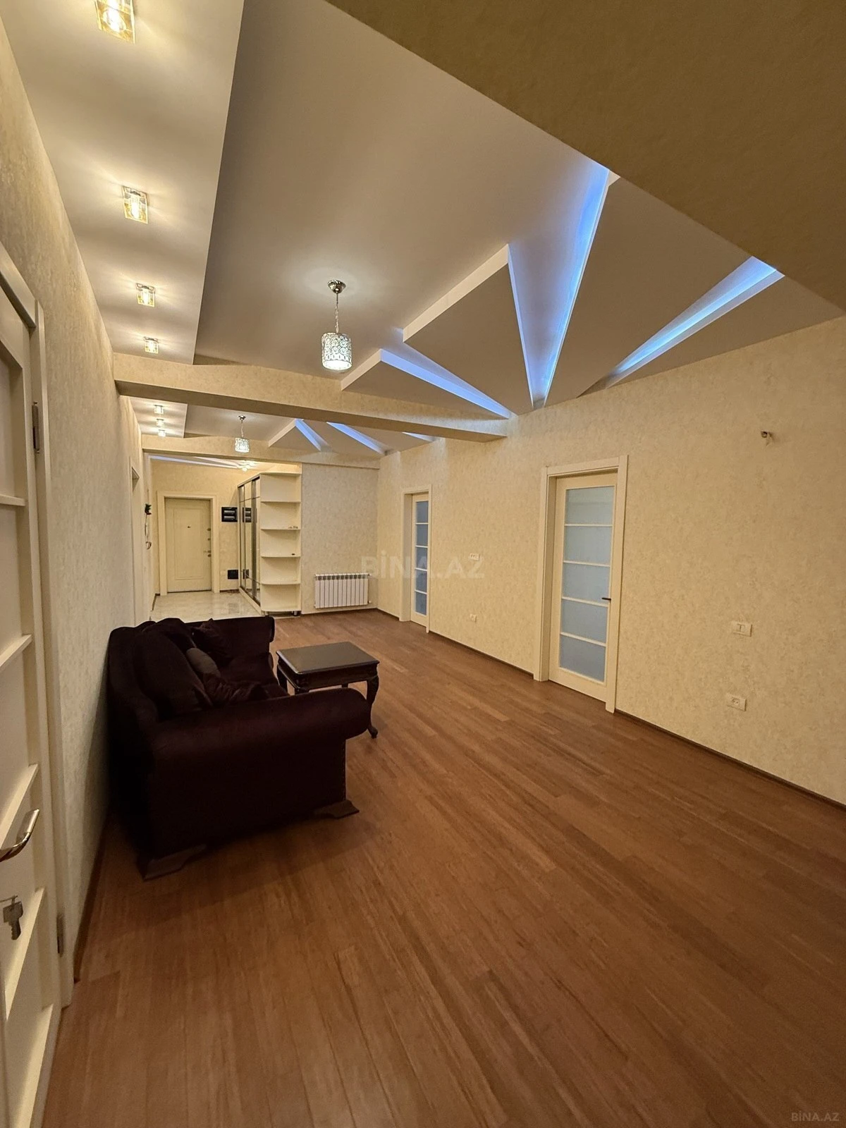 Satılır 5 otaqlı mənzil 190 m²