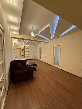 Satılır 5 otaqlı mənzil 190 m²