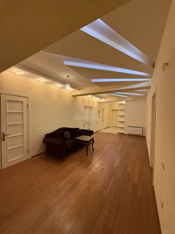 Satılır 5 otaqlı mənzil 190 m²
