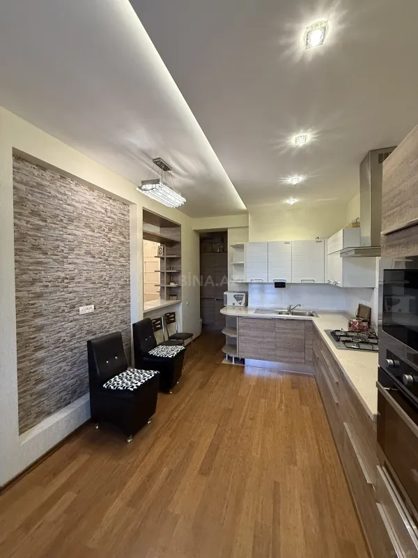 Satılır 5 otaqlı mənzil 190 m²
