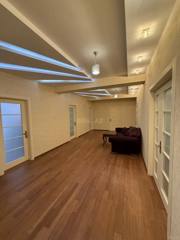 Satılır 5 otaqlı mənzil 190 m²